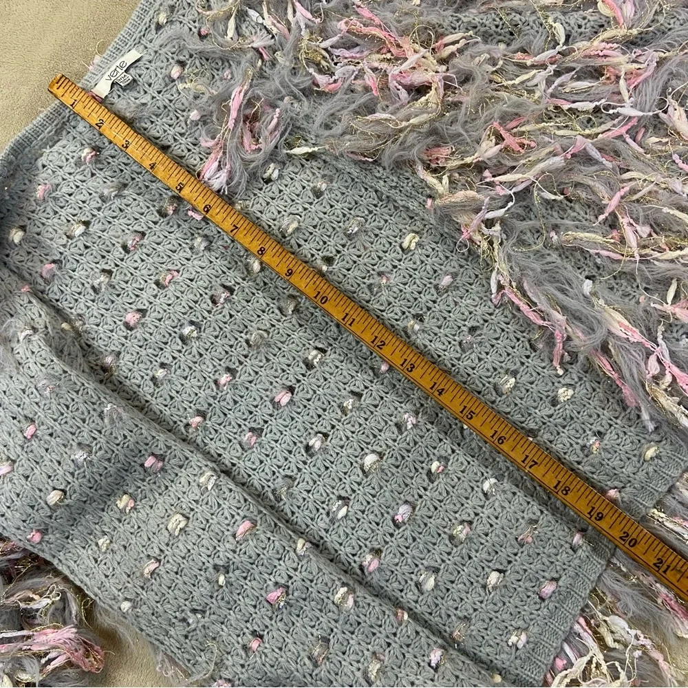 Verte Gray, Pink, White Ribbon and Yarn Adorn this fun Sweater size S/M - Picture 4 of 9